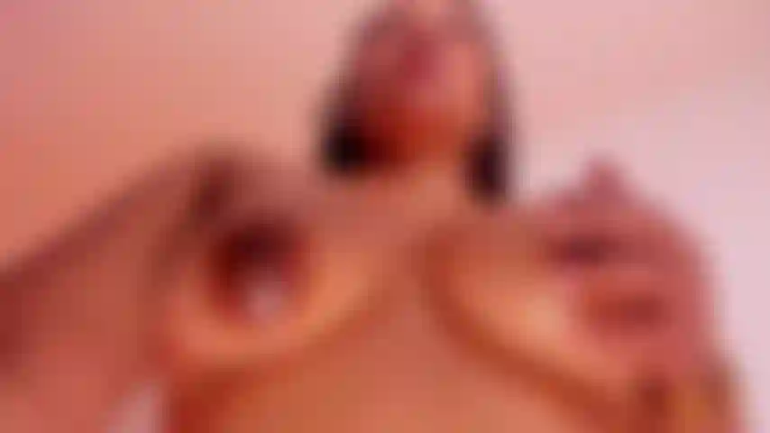 Um pouco de gelo nos meus seios.