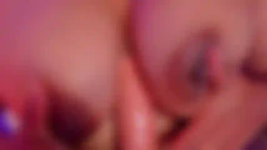 Brincando com seu pau entre meus seios.