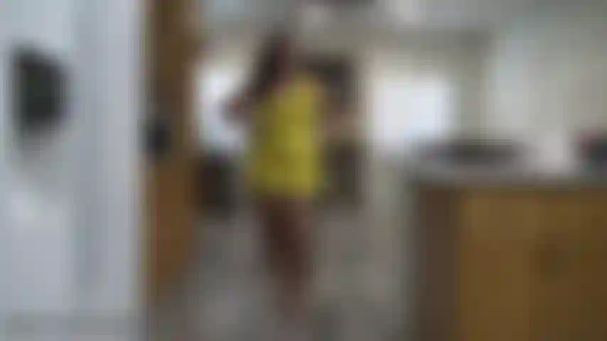 Acaricie meus passos - observe enquanto eu ando com meu vestidinho amarelo apertado e depois apenas com meu fio dental branco de cintura baixa. Um degrau dois degrau = para cima e para baixo em seu pau. Espere para gozar até eu te dar uma contagem regressiva!