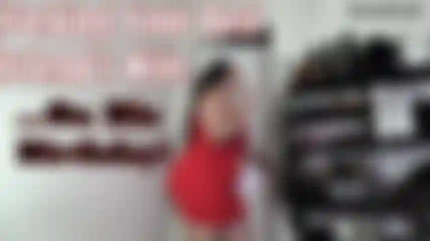 Transando com a esposa do seu melhor amigo... No aniversário dele - a festa está prestes a começar em talvez 15 minutos quando percebo que ainda não embrulhei os presentes do meu marido. Entro no meu quarto e encontro você lá se masturbando com minha calcinha! Como você pôde fazer isso com o mike, seu melhor amigo?! Eu sabia que era estranho quando você queria nos ajudar a organizar a festa, você nunca sai do seu caminho para ajudar ninguém além de si mesma. Aqui está você, derrick, se servindo da calcinha da esposa do seu melhor amigo enquanto você deveria estar comemorando o aniversário dele! Você é tão má... Mas não consigo parar de olhar como seu pau fica bom com minha calcinha enrolada nele. Deixe-me mostrar o que eu posso fazer que minha calcinha não pode. Eu tiro a roupa e fico de joelhos. Eu sei que isso é errado, mas eu também secretamente fantasiei sobre foder você, derrick. Seu pau tem um gosto ainda melhor que o do mike! Eu me pergunto se ele se sente melhor dentro de mim também, deixe-me sentar nele um pouco. Oh deus, é incrível em mim! Eu fico louca no seu pau enquanto falo sacanagem sobre o quão errado isso é, mas o quão bom é. Minha boca pode parecer que estou em conflito, mas meu corpo certamente não está hesitando em aproveitar esse pau o máximo que eu puder! Deixe-me virar, eu sei que você quer ver essa bunda quicando em você, derrick. Eu até deixo você gozar em mim, eu nunca deixo o mike gozar dentro. Eu simplesmente não consigo me conter com você! ( Clipe personalizado, trapaça de rpg, trapaça de rpg, conversa suja, fantasia, vestido justo, vestido justo, strip-tease, rabo de cavalo, cabelo preso, morena, olhos castanhos, cabelo longo, maquiagem leve, vestido com zíper, vestido vermelho, curvilínea, bbw, pawg, whooty, gorda, gordinha, garota alta, bunda grande, bunda grande, bochechas enormes, bunda balançando, bunda grande, bunda para baixo, boquete com bunda para cima, provocação de boquete, boquete, cowgirl, cowgirl reversa, cavalgando, cavalgando com vibrador, passeio em pov, peitos grandes, peitos grandes, balançando, seios saltando, peitos fechados, rosto fechado, brincadeira de buceta, vibrador branco, pau de 7 polegadas, bunda de 53 polegadas, peitos de 44 polegadas, peitos de 38dd, coxas de 33 polegadas, coxas grossas, buceta na boca, incentivo para gozar, implorar por gozada, implorar por creampie, orgasmo, gozar no pau, pornografia de enredo, mulher solo, Spankdani, nua, nudez, explícita).