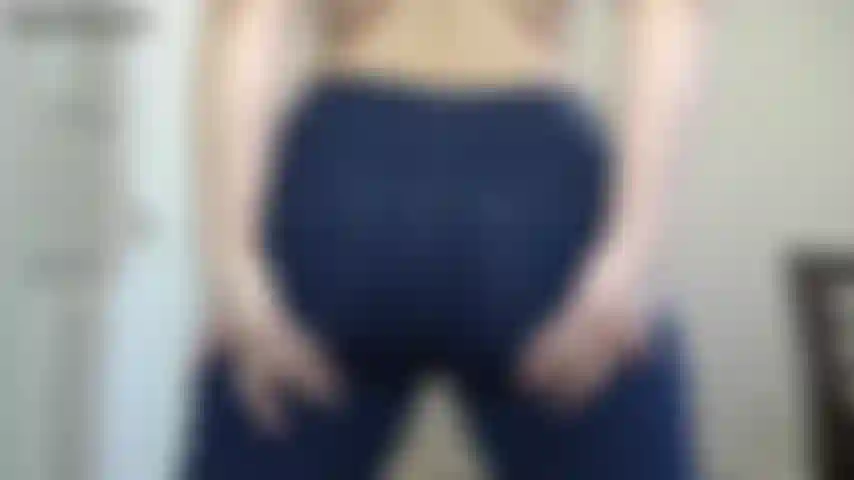 Acariciei minhas bochechas apertadas com óleo - eu surpreendo você vestindo meus jeans mais justos, depois tiro a roupa e depois nu para lubrificar minha bunda gigante. Provoque seu pau até eu mandar você gozar!