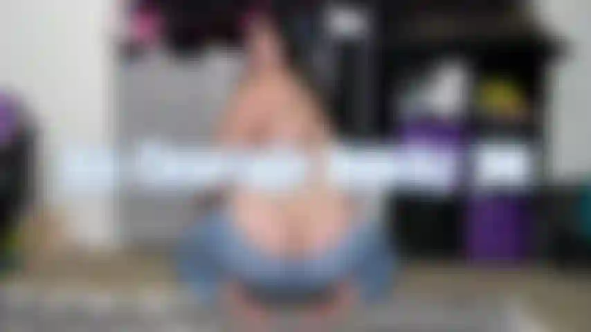 Bunda decote rapidinho joi- você ama minha bunda nua e de jeans, então eu mostro metade em calças jeans apertadas. Quero que você faça o que eu digo e mostro, acariciando seu pau na minha bunda grande. Não goze até eu te contar! Adoro controlar seus orgasmos.