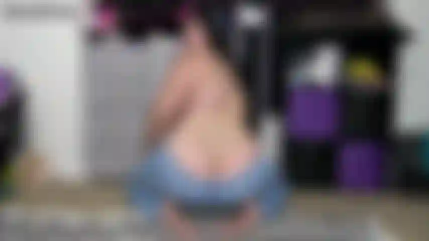 Bunda decote rapidinho joi- você ama minha bunda nua e de jeans, então eu mostro metade em calças jeans apertadas. Quero que você faça o que eu digo e mostro, acariciando seu pau na minha bunda grande. Não goze até eu te contar! Adoro controlar seus orgasmos.