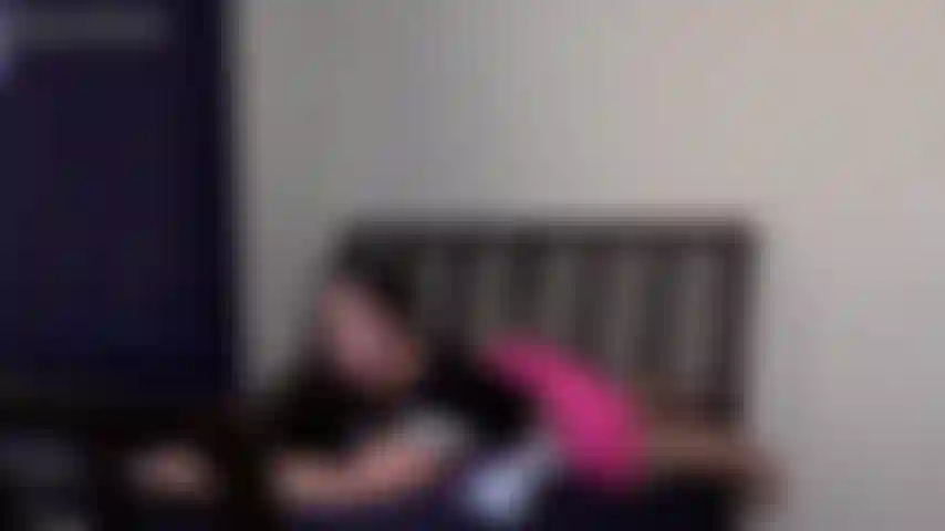 Alongando e exibindo o umbigo - preciso alongar para me sentir melhor, levanto meus braços e imediatamente me sinto bem. Adoro como isso expôs meu umbigo também. Provoco meu umbigo e me alongo de várias maneiras para você ver. Corpo inteiro e close up.