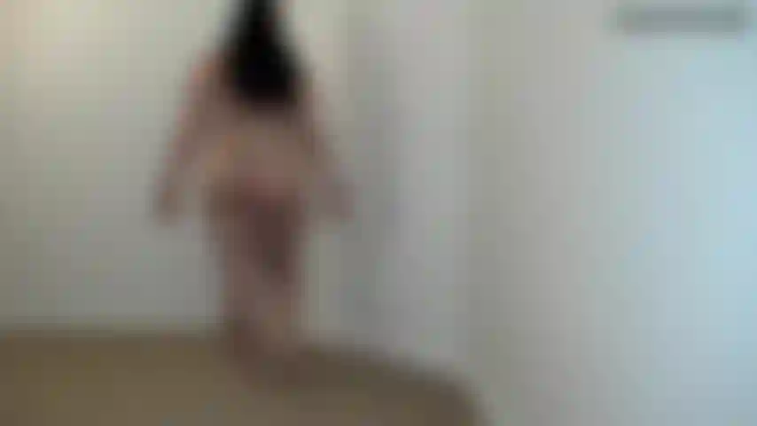 Bunda lubrificada andando e falando sujo - com minha bunda toda brilhante eu ando para frente e para trás, balançando minhas bochechas grandes. Te provoco com minha conversa suja e te encorajo a acariciar. Espere até eu dizer para você gozar! Apenas aproveite minha bunda balançando a cada passo. Completamente nua.