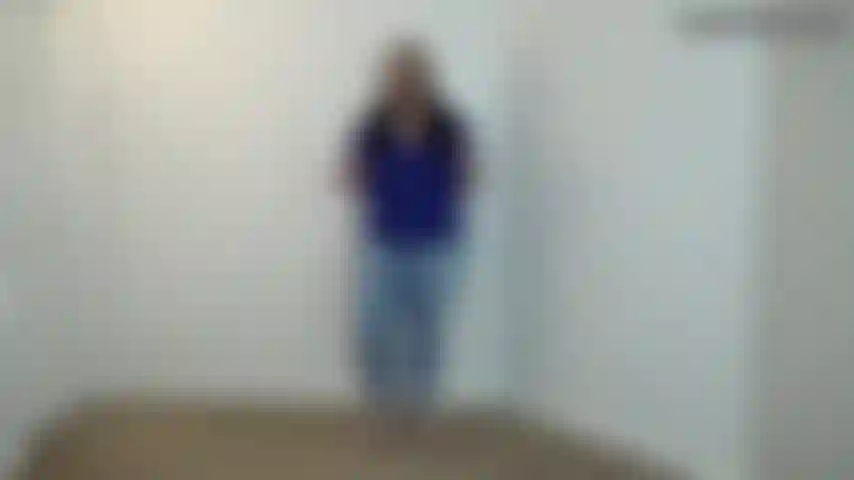 Festa de chantagem: dança humilhante dani- fui convidada para uma festa e depois chantageada para usar um minúsculo fio dental. Me sinto humilhada porque eles zombam de mim e me fazem andar por aí. Exibindo meu corpo, dançando e até fazendo polichinelos! Estou tão envergonhada!