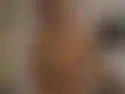 Ando, pulo e twerk- ando de salto alto, depois descalça, pra frente e pra trás como uma passarela. Então faço alguns polichinelos de todos os pontos de vista, levando a um twerk finale!