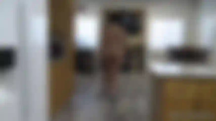 Nua andando e rebolando - começo de salto alto, andando para frente e para trás. Então eu os tiro e continuo a balançar meus quadris enquanto ando. Faço meu corpo balançar ainda mais batendo palmas e rebolando.