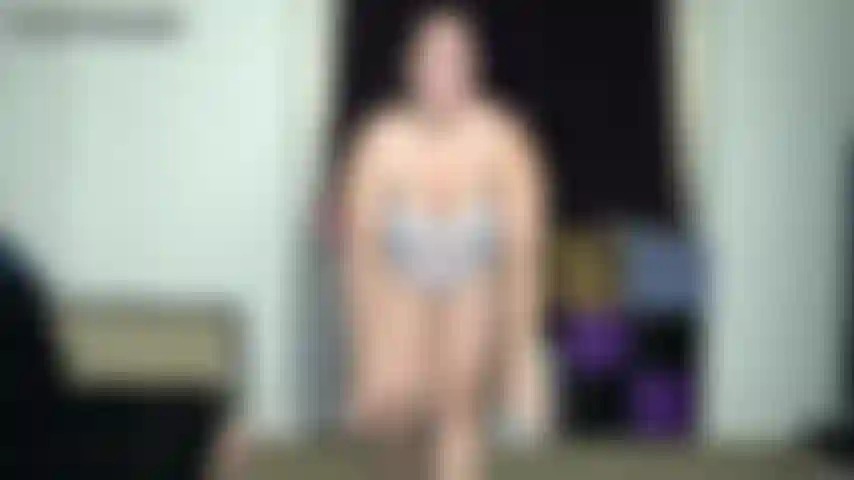 Bumbum de bolhas vs bolas de praia - eu testo minhas novas bolas de praia sentando meu grande saque nelas. Os últimos não duraram, mas talvez estes não estourem. Eles duram, mas começam a desinchar lentamente. Eu os sopro de volta e continuo quicando todo o meu peso sobre eles.