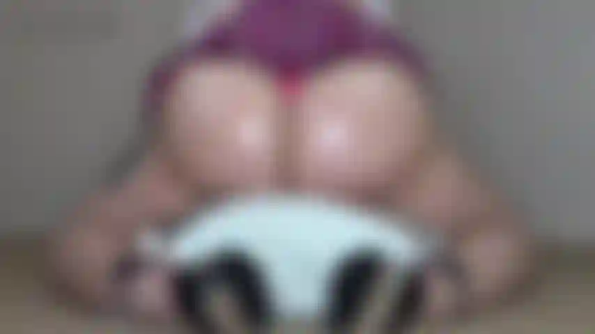 A madrasta brinca com sua bunda grande e oleada: venho te ajudar e mostrar meu roupinho novo. Não deveria estar brincando com você, mas a madrasta não consegue se conter. Eu te masturbo e depois passo óleo em minhas bochechas grandes. Dançando antes de cair em cima de você!