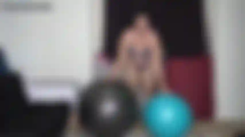 Grande bola de ioga bbw booty bounce - encontrei uma bola ainda maior para balançar minhas bochechas grandes. Desta vez não preciso me conter, pois deveria aguentar todo o meu peso. Testo apenas com meu sutiã calvin klein e calcinha fio dental para ver minhas bochechas.