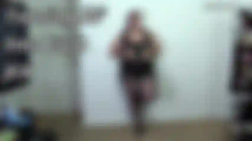 Transformando o namorado em corno com joi - você me vê no meu conjunto de nylon e fica todo excitado. Eu te digo para tirar o seu pau e você obviamente acredita que algo quente está prestes a acontecer entre nós. Eu rio e te digo para só punhetar o seu pau, alex, esse conjunto não é para você! Estou sendo uma boa namorada e cuidando do seu pau primeiro antes de ir aproveitar meu novo touro no quarto ao lado. As coisas estão mudando por aqui e você precisa se acostumar. Eu não vou mais fuder com o seu pau quando encontrei outro que vai me satisfazer de verdade. Então continue se masturbando e goza para mim, só quando eu mandar. Se você fizer um bom trabalho me obedecendo, talvez eu deixe você escutar o que vai acontecer no quarto ao lado. Vou fazer sons que nunca fiz com você! Não é nem sobre o pau enorme dele, mas mais porque ele é um homem de verdade que sabe como me tratar. Este é apenas o começo de você se tornar meu namorado corno. Eu queria te apresentar isso aos poucos, mas talvez da próxima vez eu te envolva mais. Por enquanto, vamos nos apressar e te ajudar a gozar para que eu finalmente possa gozar também! (Clipe personalizado, roleplay, cuckolding, dirty talk, nylons, conjunto transparente, meia-calça, meias de nylon, meia-calça preta, peça única transparente, biquíni slingshot, tranças, tranças laterais, cabelo comprido, morena, olhos castanhos, maquiagem carregada, batom, garota tatuada, curvilínea, gorda, rechonchuda, gordinha, bbw, pawg, whooty, bumbum empinado, coxas grossas, sem sapatos, unhas pintadas, encorajamento para se masturbar, joi, nome específico, conversa sobre touro, corpo grande, seios grandes, sissy talk, degradante, femdom, coxas de 83cm, bumbum de 134cm, seios 40dd, sem sutiã, roupas transparentes, visão do corpo inteiro, em pé, girando, corpo inteiro de costas, corpo inteiro de frente, Spankdani).