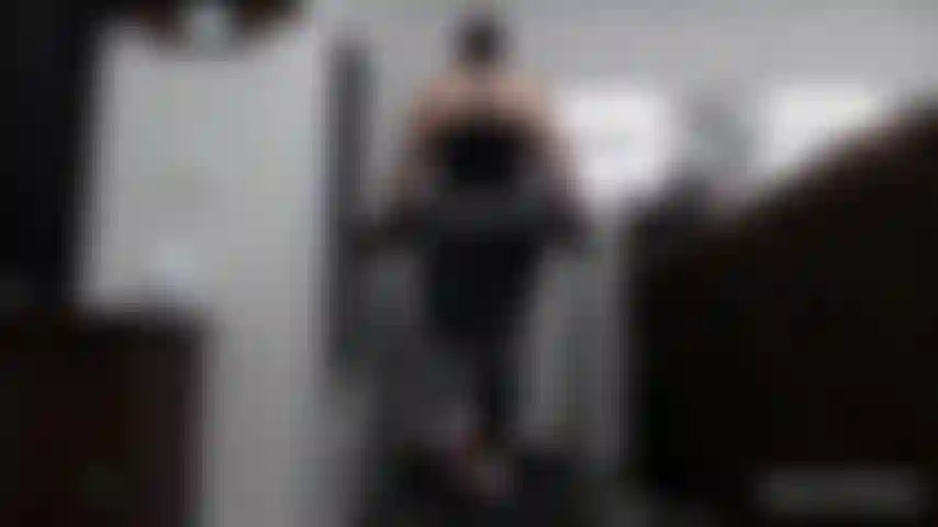 Uma esteira grande provocando adoração - observe-me andar em várias velocidades em leggings e depois puxada para baixo para mostrar a tanga. Mudo para uma visão de cima da saia e faço o mesmo. Até tiro o fio dental e espalho para provocar ainda mais no final!