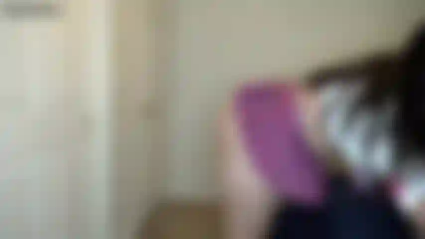 Upskirt pov leva à masturbação mútua - eu me inclino em minha saia minúscula sem calcinha para procurar minhas chaves, dando a você uma boa visão. Eu procuro por um longo tempo e finalmente percebo você. Tiro a roupa e começo a me masturbar, incentivando você a acariciar também!