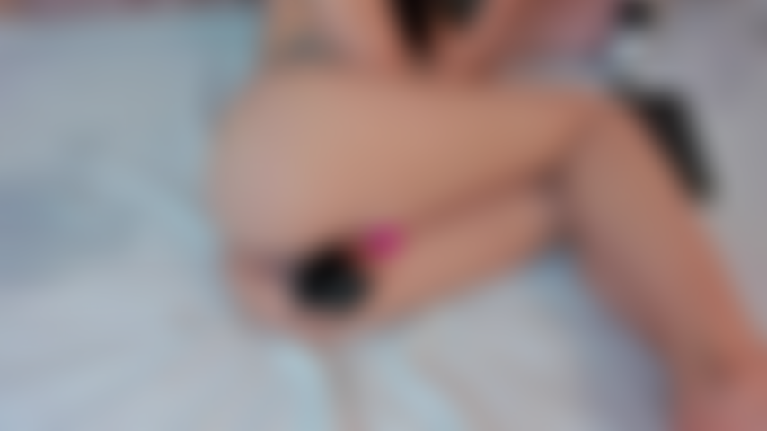 Brincando com minha bunda e me fazendo ter o melhor orgasmo até molhar minha cama.