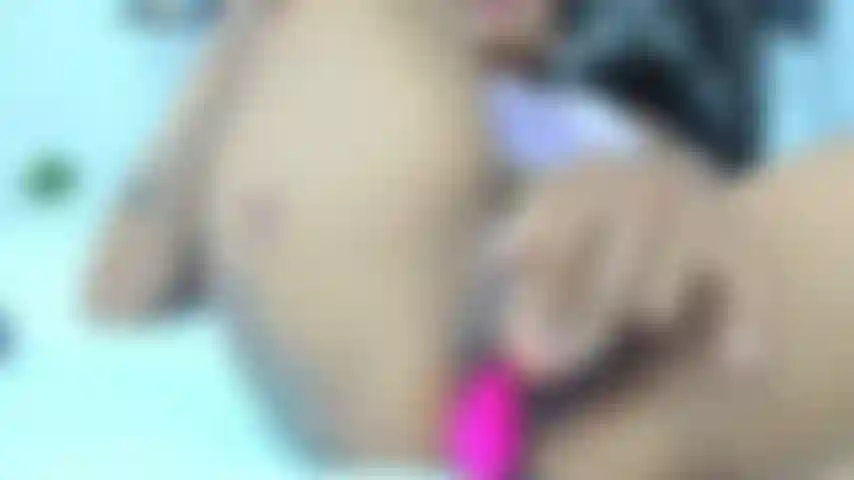 Penetrando minha bucetinha apertada.