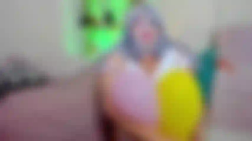 Palhaça que brinca de explodir balões.