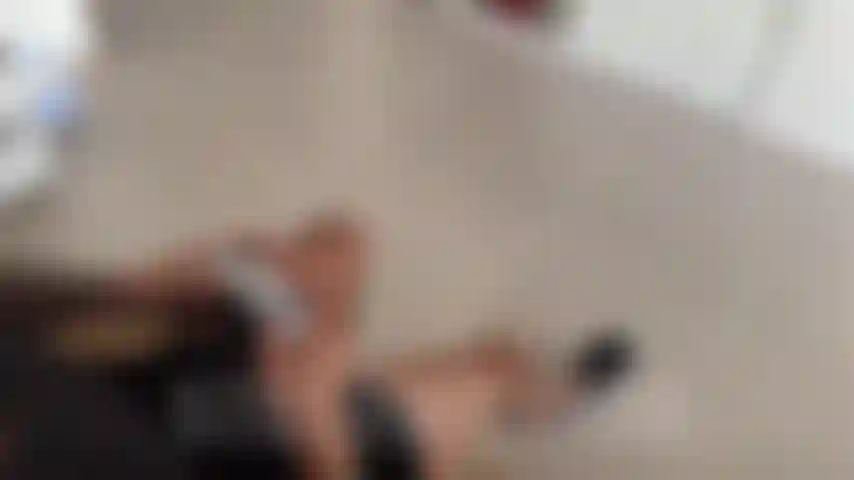 POMPINO  Tu giochi alla play mentre io ti ciuccio il pisello, fammi ingoiare la tua sborra  POMPINO  Tu giochi alla play mentre io ti ciuccio il pisello, fammi ingoiare la tua sborra