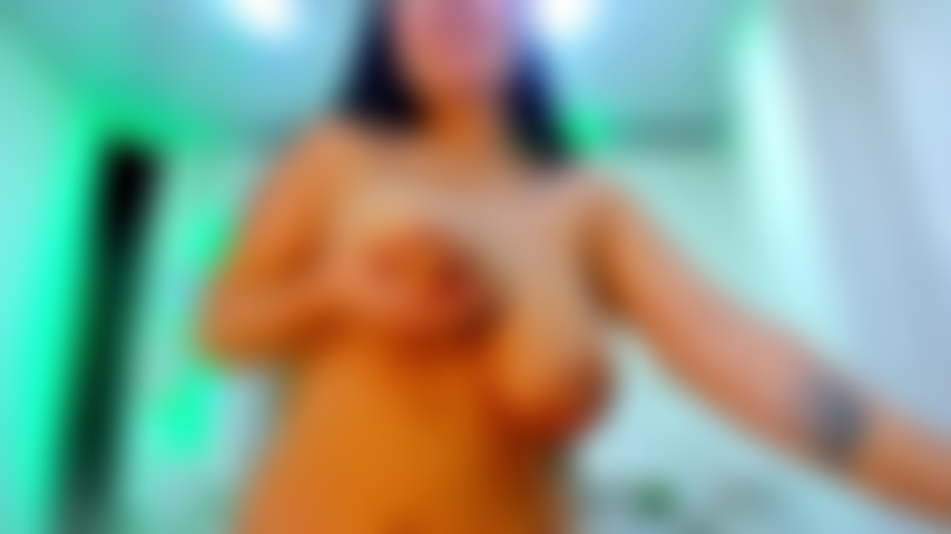 Uma mulher peituda que quer que você aproveite o cuzinho dela.