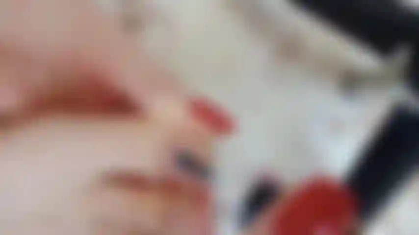 Unhas dos pés vermelhas e sensuais. O processo de pedicure termina com uma suave massagem de creme nos meus pés. Você sente aquela suavidade e ternura dos meus pés que te dá vontade de lambê-los e beijá-los.