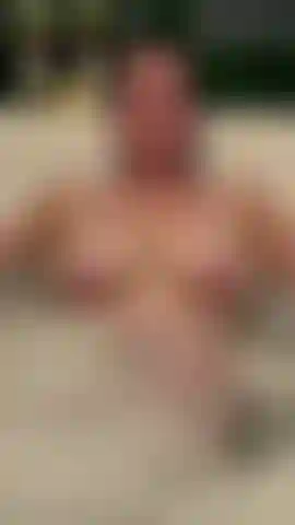 Hora do banho — água quente, bolhas e eu. Um mergulho curto e gostoso juntos antes de dormir. #Shower #naked #mature.