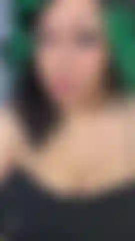 Você está preparada para se render ao objeto supremo do seu desejo? Minha bunda impecável em calças de ioga está esperando para consumir sua mente e ditar cada movimento seu. Ajoelhe-se, perdedor, e preste homenagem à sua deusa. Sua existência lamentável gira em torno do meu traseiro majestoso, e você sabe disso. Não resista à vontade irresistível de me adorar - seu pau já está pulsando só de pensar nisso. # Femdom #bbw #adoraçãodebunda #bundagrande #óculos #calçasdeioga #vídeovertical #adoraçãodebundagorda.