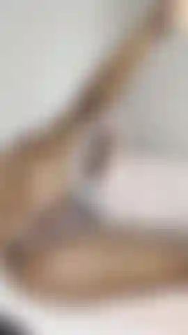 Rebolando e abrindo bem gostoso.