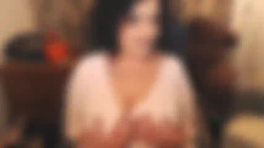 Adoro pau de casado, adoro ver alianças ,enquanto você se esgueira nas costas dela para masturbar seu pau para mim, em cima dos meus maravilhosos seios maduros . Você pode fazer sexo casado, mas isso é muito chato, não é? Me dê aquela carga de esperma casada e então vá!