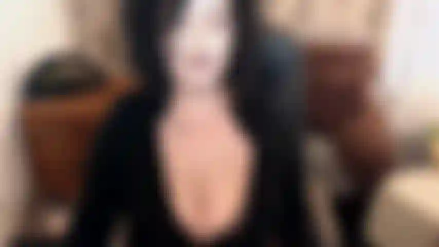 Se há algo em que você pode confiar sobre mim, é minha honestidade :) tem dúvidas sobre o tamanho do seu pau? Sobre sua aparência? Você quer saber se você é péssimo? Me pergunte qualquer coisa haha ​​vamos nos divertir muito de topless. Fico tão sexy quando rio de você :).