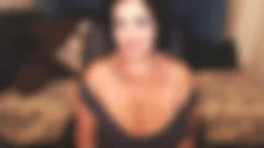 Toine, ou o vício por um decote bonito, o amor por tesão e, finalmente, gozar em cima de uns peitinhos lindos e maduros, presos a uma deusa madura deslumbrante. Fácil, rs.