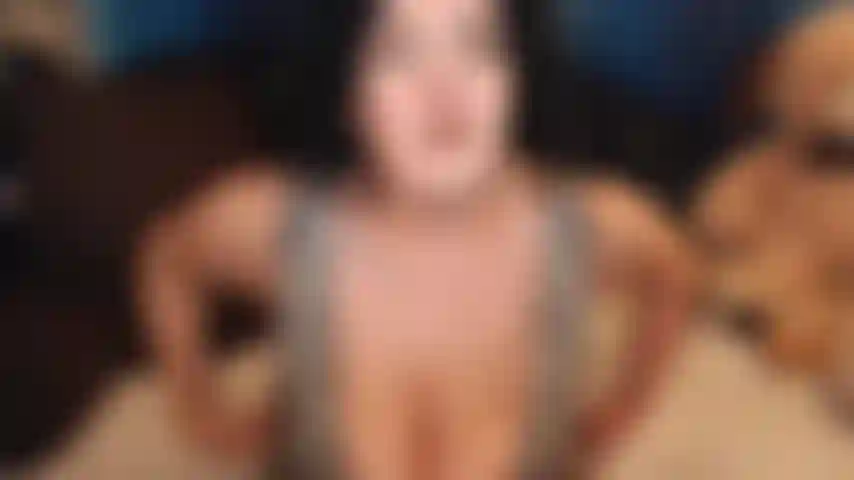 Tirando meu vestido, chupando seu pau com muita saliva pingando por todos os meus seios grandes e lindos, depois subindo lentamente meu corpo sexy em cima de você e cavalgando. Não passeio de cowgirl , mas toda dobrada em seu corpo para você sentir minha barriga macia ,peitos em você.