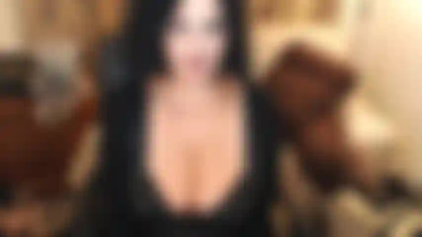 Toine mal pode esperar que seu namorado saia. Ele a ama, mas meus peitos são muito maiores que os dela e hipnotizam seu pau jovem. Meu decote está fazendo o truque, o cuspe, a conversa suja, minha voz encorajando-o a ir além :))).