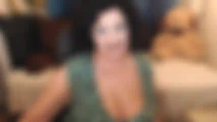 Uma boa foda: a dama primeiro, gozando duas vezes e depois chupando o pau até você me alimentar porra. Sexy lola usando meias nuas, salto agulha azul, espalhada e gemendo. Uma deusa do sexo :).