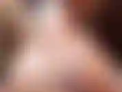 Boquete desleixado! Topless babando em um pau grande e gordo.