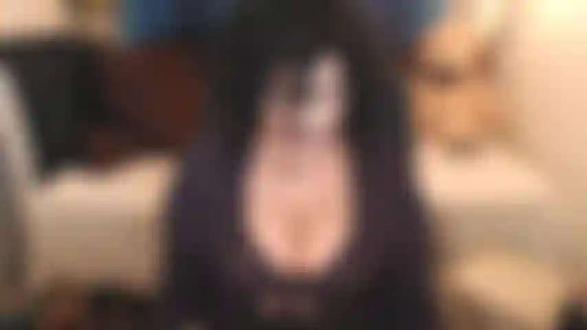 Sexy de roxo,vestindo lingerie sexy de renda roxa,meia-calça,salto,fumando e fodendo até um delicioso orgasmo. Mmmm tão bom :).