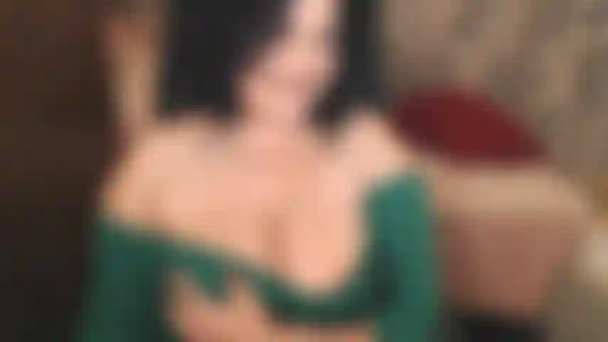 Sou uma conhecedora de pau tão boa, também conhecida como vagabunda de pau haha, que posso reconhecê-la apenas pelo tamanho e formato do seu pau. Deixe-me envolver essa boca sexy em seu eixo e me alimentar, baby: p.