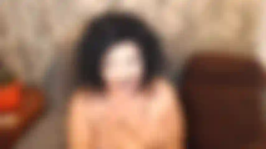 Cavalgando seu pau, sem camisinha, quicando e sacudindo meus peitos até você gozar dentro de mim :).