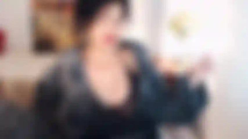 Exercite-me :p em pé, vestindo uma meia sexy e balançando esse corpo grande e bonito, saltando meus peitos grandes para fora do meu top repetidamente :) suando, gemendo, sussurrando.