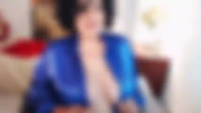 Cetim divertida. Vestindo minha camisa feita de seda, brilhante e macia e lentamente tirando aqueles peitos grandes, mamilos duros, aréolas largas para que você possa soprar suas sementes em cima de mim :).