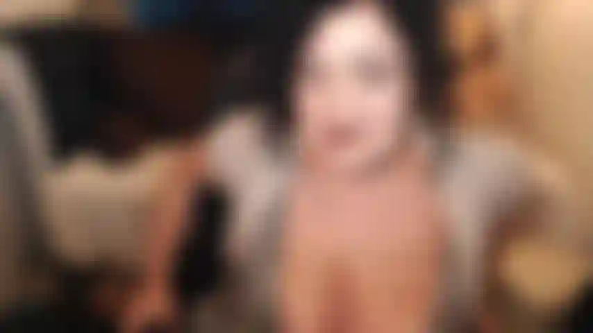 Homewrecking é tão divertido para mim. Esqueça ela, as promessas e tal. Deixe-me puxar esses peitos hipnotizantes, masturbar esse pau em cima dessa aliança e sentir o quão incrível é ser meu. Hehehe.