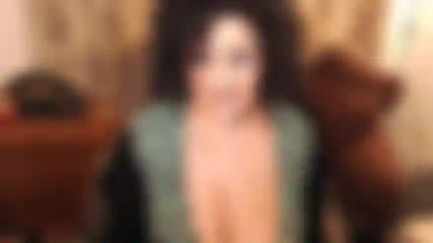 Rolo! Nos conhecemos no site quando você tinha 20 e poucos anos. Eu te tornei um homem. Você é um homem casado agora, com 30 anos, mas precisa do meu corpo doce e maduro. Sou viciante. Sou um sonho. Sua.