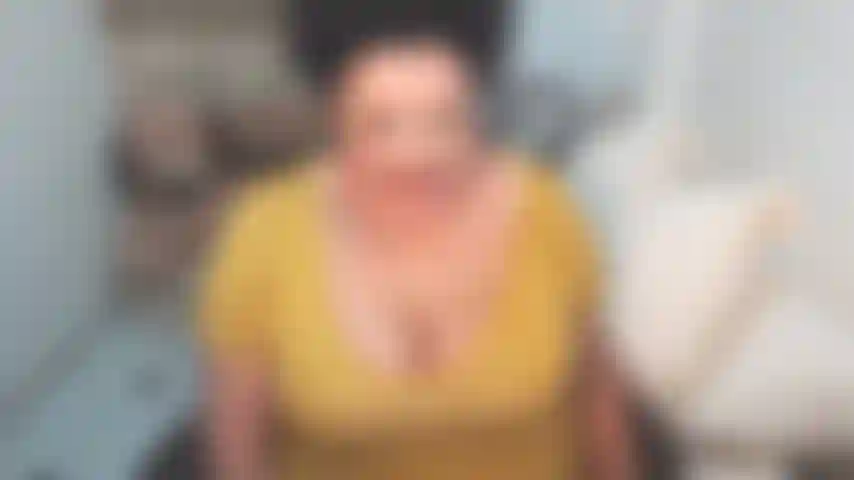 Para os amantes da torta de creme e segundos seres! Minha bucetinha estava tão molhada que dá para ouvir os barulhos e ver os sucos escorrendo pela minha bunda. Me lamba e me molhe ainda mais, então você pode enfiar seu pau naquele creampie enorme e contribuir com suas sementes :).