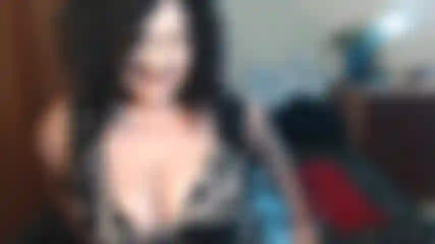 O carteiro está procurando meu marido, mas ele tem uma queda pelos meus peitos. Como meu hub está ocupado, eu chupo, espalho e me curvo para alimentar os desejos do jovem :).