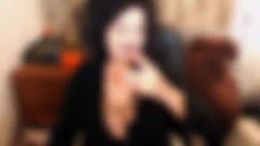 Um pouco provocadora de peitinhos :) seios maduros, lindos, naturais, pesados, com algumas aréolas grandes e escuras e mamilos grandes e sugáveis. Chupando e cuspindo neles enquanto falo sujo.