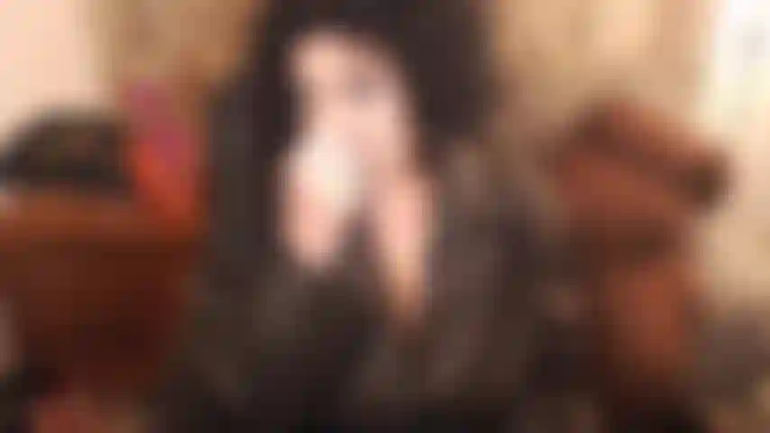 Couro. Você tem fetiche por couro? Posso te ajudar. Tenho e adoro meu casaco de couro, vestido, calça, espartilho, saia, botas. Esse é um short topless de couro usando provocação :p.