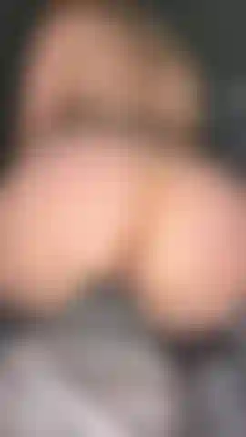 Encaixe o plug anal.