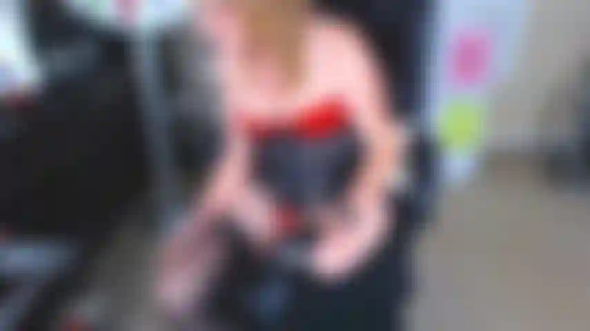 165. Joi com botas de cano alto.