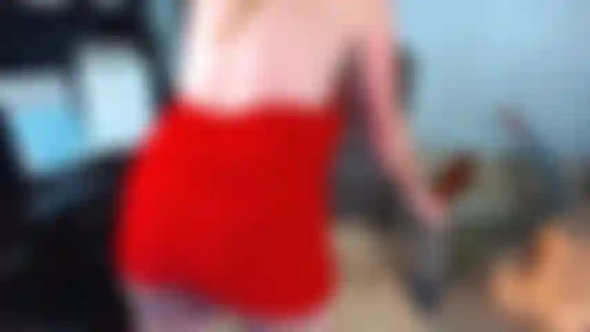 51. Batendo na minha bunda forte com o remo do martelo de bunda, com calcinha sexy.