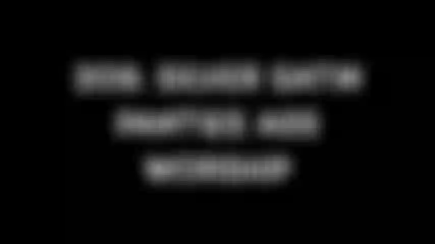 209 Adoração de bunda de calcinha de cetim prata.