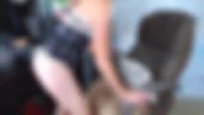 123. Chupando meu chefe com os peitos de fora.